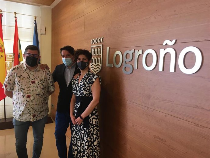 Archivo - Kilian Cruz-Dunne, con los Vendimiadores actuales, Noelia Heras y Cristian Ortega.