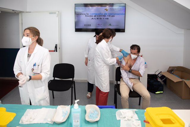 Los primeros vacunados en el  inicio del proceso de vacunación en las empresas andaluzas dentro del Plan Sumamos. Salud + Economía, en las instalaciones de Alestis Aerospace a 10 de junio del 2021 en Sevilla, Andalucía, España