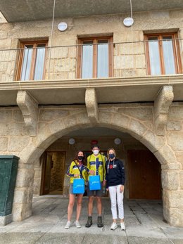 La delegada territorial de la Xunta en Vigo, Marta Fernández-Tapia, a las puertas del albergue 'Juan Manuel López-Chaves', en el Casco Vello de la ciudad olívica, con los primeros peregrinos que usaron el servicio.
