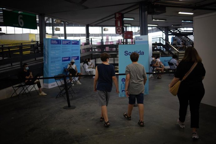 Dos adolescentes acuden a recibir la vacuna contra el Covid-19 en el recinto de Montjuc de Fira de Barcelona, a 4 de agosto de 2021, en Barcelona, Catalunya, (España). 