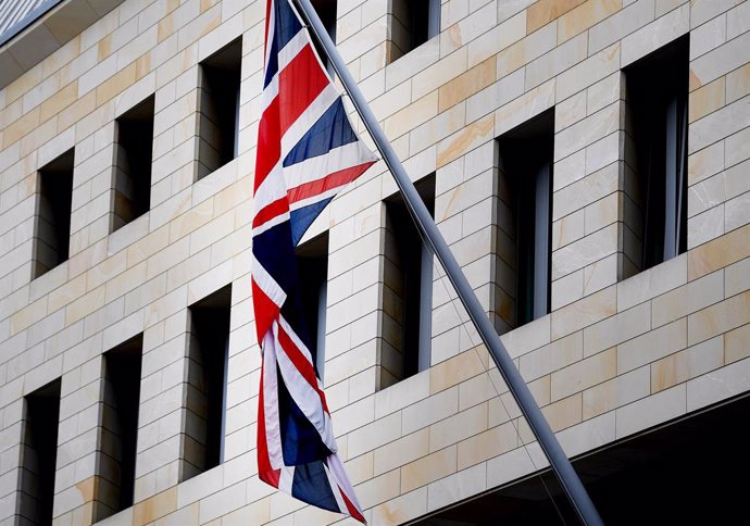 Archivo - FILED - 02 May 2019, Berlin: The British flag, the Union Jack, hangs on the British embassy in Berlin. An employee of the British Embassy in Berlin was arrested for allegedly providing documents to Russian intelligence in exchange for money, G
