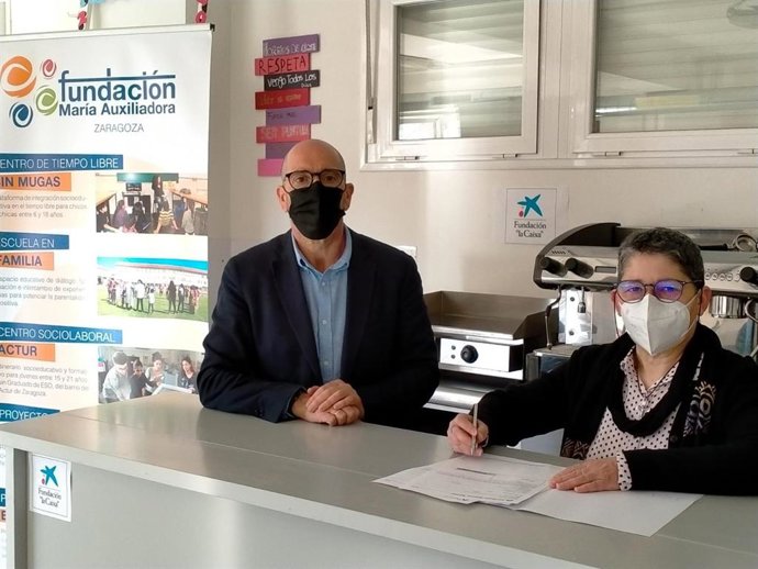 El responsable accion social de la Territorial Ebro de CaixaBank, Javier Muñoz, y la directora de la Fundación Maria Auxiliadora,  Menchu Soler.