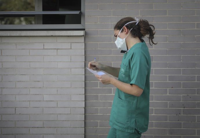 Archivo - Personal santario del centro de salud El Cachorro, Sevilla