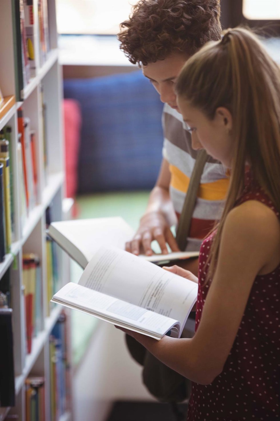 Archivo - Estudiantes leyendo un libro.