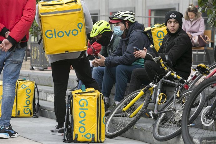 Archivo - Varios repartidores de Glovo