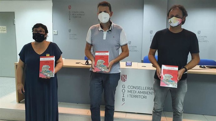 La autora del Libro Rojo de los Vertebrados de Baleares, Carlota Viada; el jefe del Servicio de Protección de Especies, Iván Ramos, y el director general de Espacios Naturales y Biodiversidad, Lloren Mas.