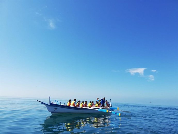 Jóvenes del interior disfrutan y conocen como alternativa de ocio este verano deportes náuticos. En la imagen, en una jábega típica malagueña