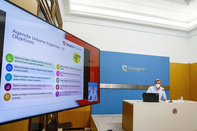 El director general de Fondos y Proyectos Europeos del Ayuntamiento de Zaragoza, Julián Illana, presenta el desarrollo de la Agenda Urbana 2030.