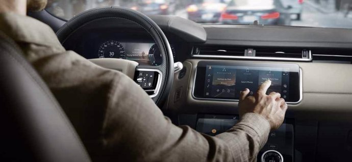 Imagen del interior de un Land Rover Velar con tecnología Incontrol.