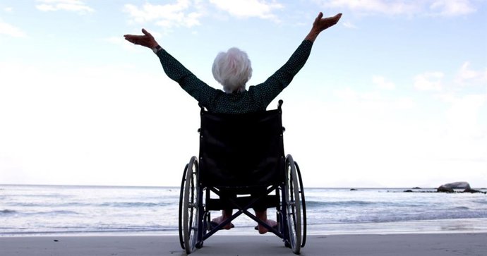 Archivo - Una mujer en silla de ruedas.