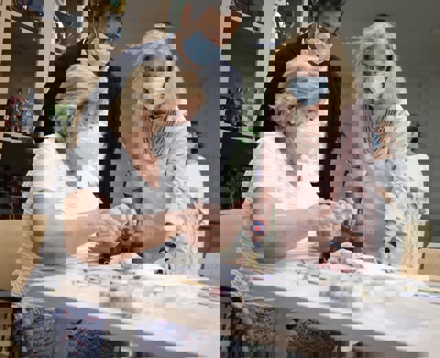 Concepción Dancausa visita un centro de mayores