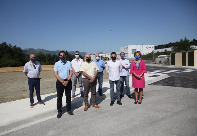 Jesús Egea, Alberto Bayona y Carlos Chocarro (Nasuvinsa), el vicepresidente, José Mari Aierdi, Javier Alforja (Lekort), el alcalde de Lekunberri, Gorka Azpiroz , Jorge Ruiz Martín (Mekatar) y Cristina Valcarlos (Agrozumos)