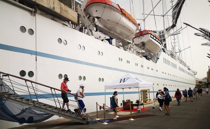 Turistas desembarcan del crucero 'Wind surf' en el Puerto de Almería.