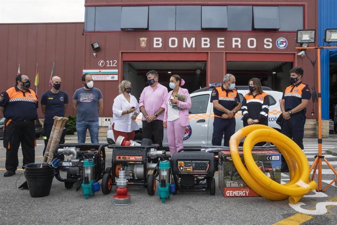 La Consejera De Presidencia, Interior, Justicia Y Acción Externo, Paula Fernández Viaña, Hace Entrega De Nuevo Material A La Agrupación De Protección Civil De Camargo.