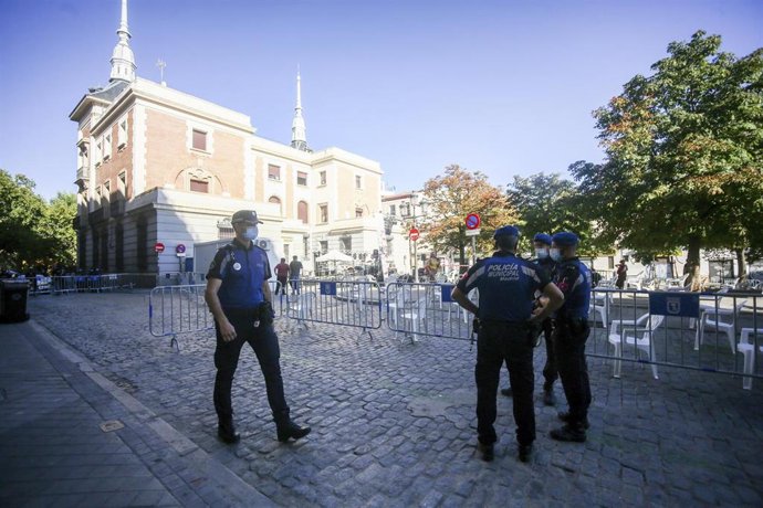 Varios policías municipales trabajan en el dispositivo policial preparado con motivo de las fiestas de San Cayetano 2021, a 7 de agosto de 2021, en Madrid, (España). 