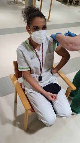 Archivo - Trabajadora de la residencia Domus Vi de Carballo (A Coruña) al recibir la vacuna contra la Covid-19