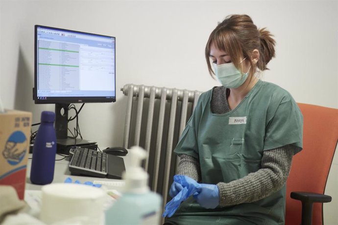 Archivo - Una sanitaria se preparar para vacunar contra el Covid-19.