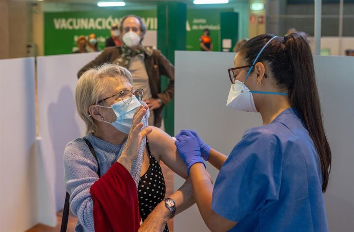 Archivo - Una persona recibe la primera dosis de la vacuna contra el Covid-19 en foto de archivo.