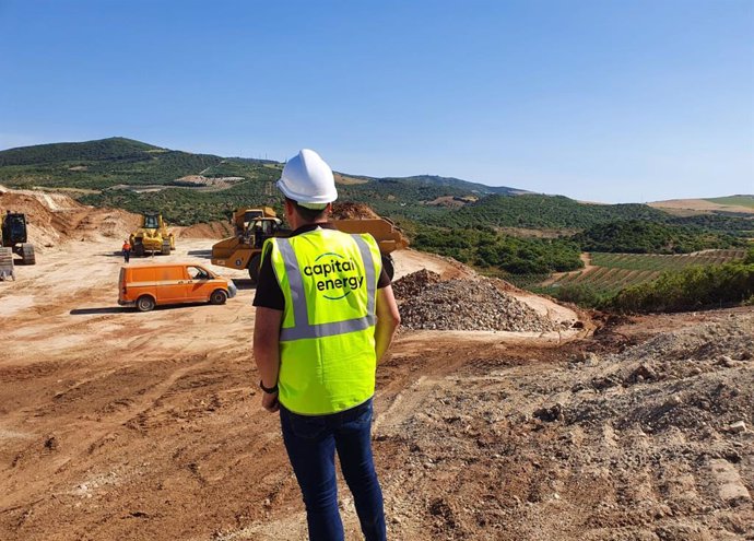 Capital Energy y Banco Sabadell han cerrado un 'project finance' por 21 millones de euros para el primer parque eólico que está construyendo la compañía en Andalucía.