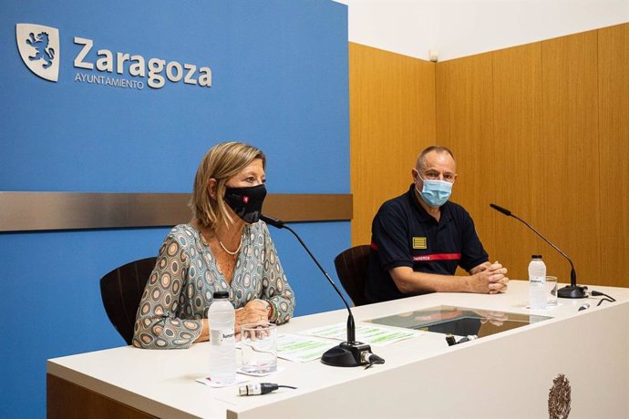 La consejera de Infraestructuras del Ayuntamiento de Zaragoza, Patricia Cavero, y el jefe del Servicio Contra Incendios, Salvamento y Protección Civil, Eduardo Sánchez, informan sobre el Plan Municipal de Protección Civil por olas de calor