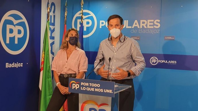 Los concejales del PP de Badajoz Blanca Subirán y Antonio Cavacasillas