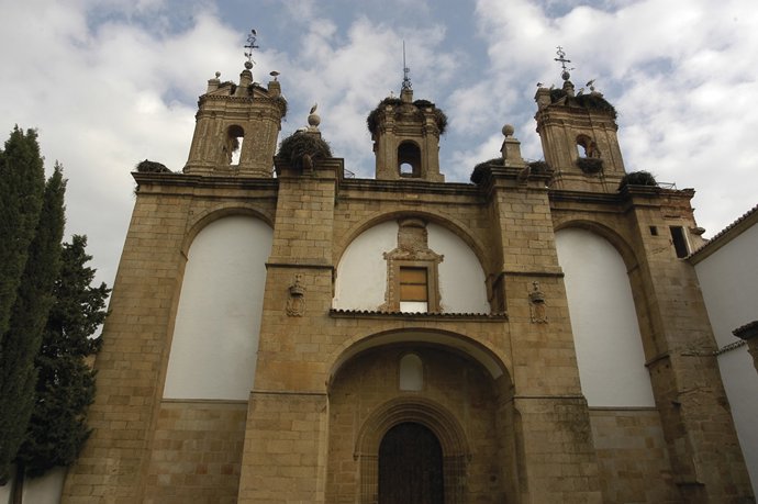 Archivo - Sale a licitación la rehabilitación de la fachada y cubierta del complejo San Francisco de Cáceres por 270.000 euros