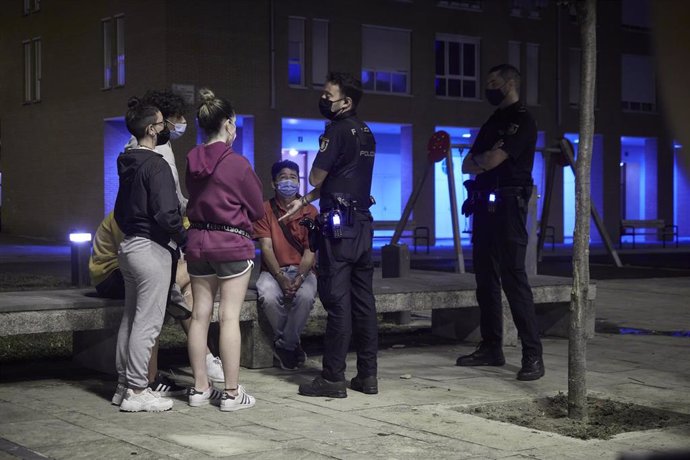 Agentes de la Policía Nacional patrullan por la ciudad de Pamplona, advirtiendo de la entrada en vigor del toque de queda en Navarra, a 24 de julio de 2021, en Pamplona, Navarra (España). 