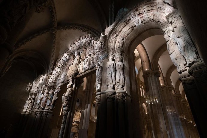 El Pórtico de la Gloria durante una visita guiada nocturna en la Catedral de Santiago, a 10 de agosto de 2021, en Santiago de Compostela (A Coruña).