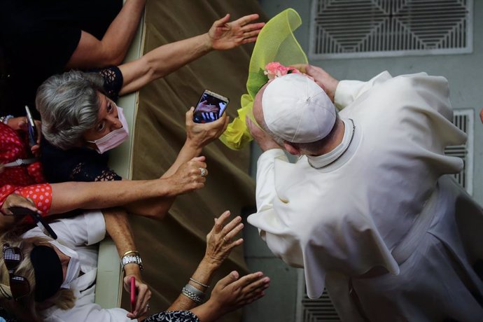 11 August 2021, Vatican, Vatican City: Pope Francis (R) greets attendees during his Wednesday General Audience at the Vatican's Paul VI Audience Hall. Photo: Evandro Inetti/ZUMA Press Wire/dpa