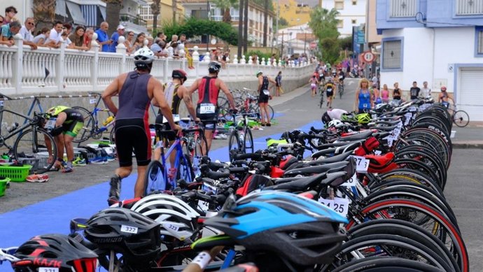 Imagen de archivo del triatlón en Rincón de la Victoria, que se suspende en 2021 también por la COVID