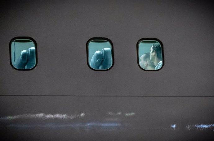 Archivo - 30 July 2019, Leipzig: A police officer is sitting next to an Afghan at Leipzig-Halle Airport in a charter aircraft. 45 rejected asylum seekers were deported form Germany on a special flight to Kabul. Photo: Michael Kappeler/dpa