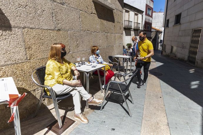 Archivo - Dos mujeres en una terraza en el municipio de O Grove durante el primer fin de semana de apertura del cierre perimetral y la hostelería, a 2 de mayo de 2021, en Pontevedra.
