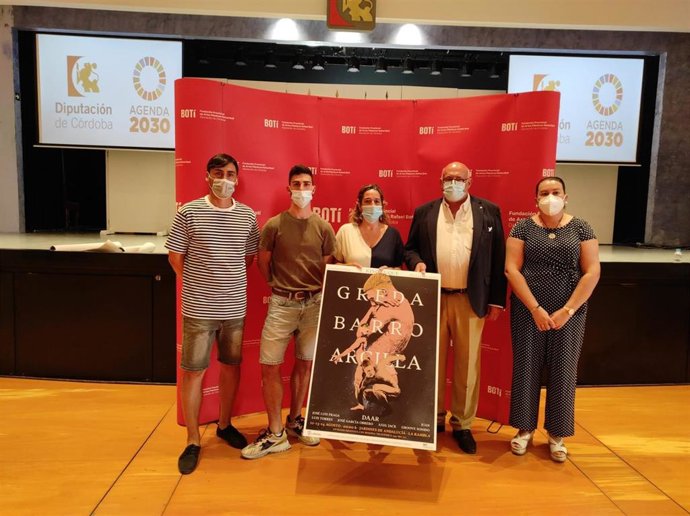 La delegada de Cultura de la Diputación de Córdoba, Salud Navajas (centro), en la presentación de 'Aptitudes'.