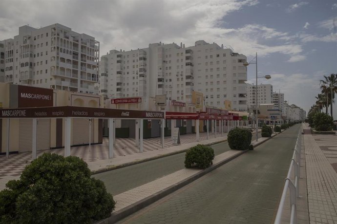 Archivo - Bares del Paseo marítimo de la Playa de Valdelagrana cerrados durante el estado de alarma por la pandemia del Covid-19. En el Puerto de Santa María, (Cádiz, Andalucía, España), a 07 de mayo de 2020.