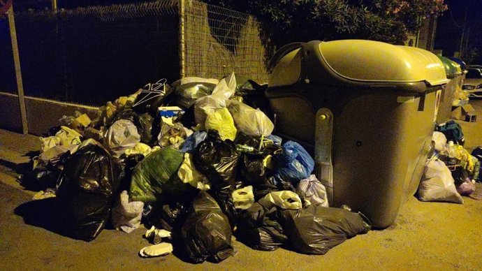 Basura acumulada en las calles de Capdepera.