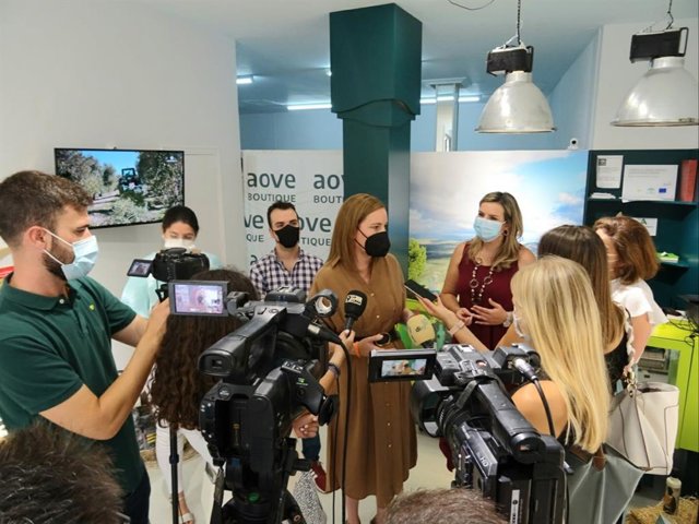 Adán atiende a los medios en su visita a AOVE Boutique.