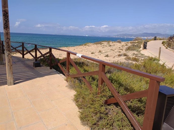 Barandillas de madera repintadas de Es Carnatge.