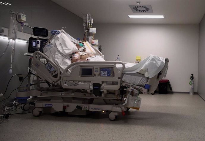 Archivo - Arxivo - Un malalt en un llit de la UCI de l'Hospital d'Emergncies Isabel Zendal, Madrid (Espanya), a 20 de gener de 2021.