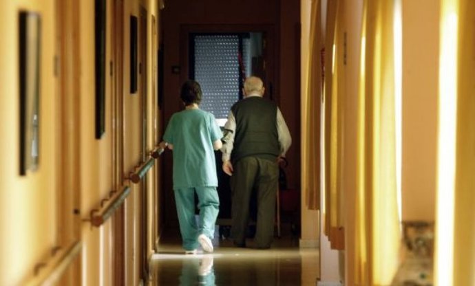 Un trabajador de la residencia de personas mayores