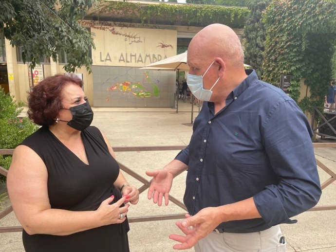 Teresa Jiménez y Gerardo Sánchez, del PSOE, ante las taquillas de la Alhambra