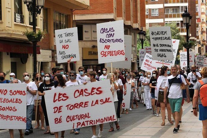 Vecinos del poblado marítimo de Torre la Sal (Cabanes) se han manifestado este miércoles en Castelló contra la "expropiación" de sus viviendas y con la finalidad de defender sus "derechos fundamentales".