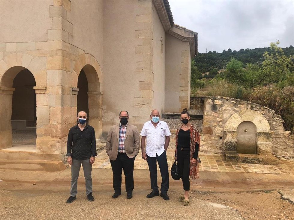 El vicepresidente y la diputada Esther Peirat, junto representantes municipales, durante la visita a la iglesia de La Cañada de Verich.