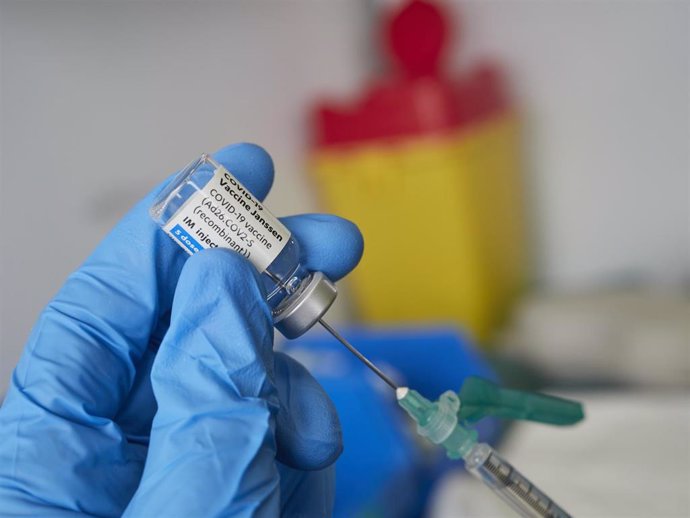 Archivo - Una profesional sanitaria sostiene un vial con la vacuna de Janssen contra el Covid-19