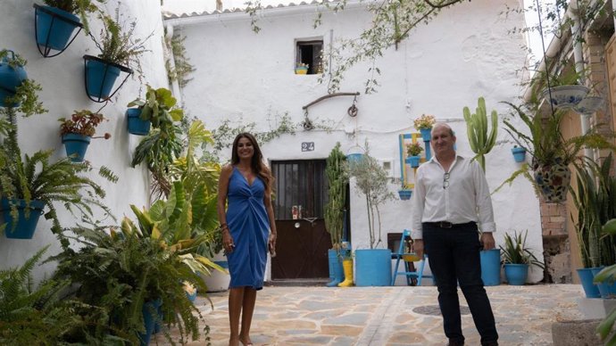 La delegada territorial de Turismo de la Junta en Málaga, Nuria Rodríguez, junto con el alcalde de Alozaina, Antonio Pérez Rueda