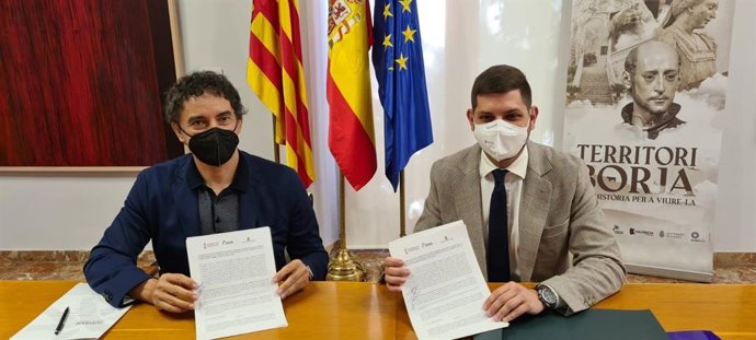 El secretario autonómico de Turisme, Francesc Colomer, firma con el alcalde de Gandia (Valencia), Jose Manuel Prieto, el convenio de colaboración entre ambas entidades para potenciar la 'Ruta dels Borja' durante 2021.