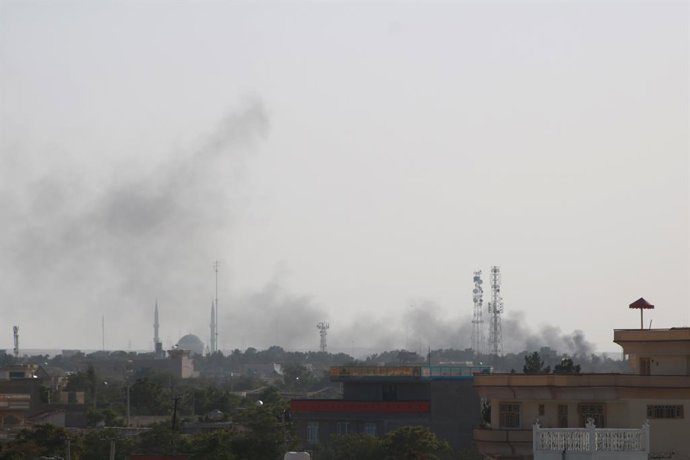 Humo por los combates en la ciudad afgana de Shiberghan