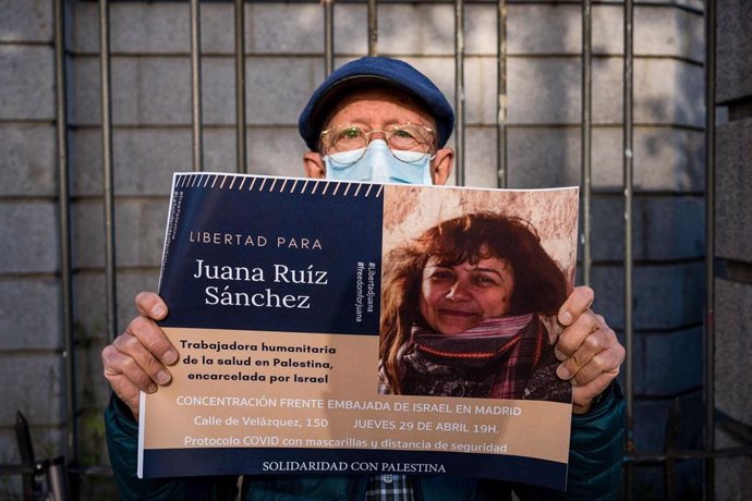 Archivo - Un manifestante con una foto de la española Juana Ruiz, detenida por Israel