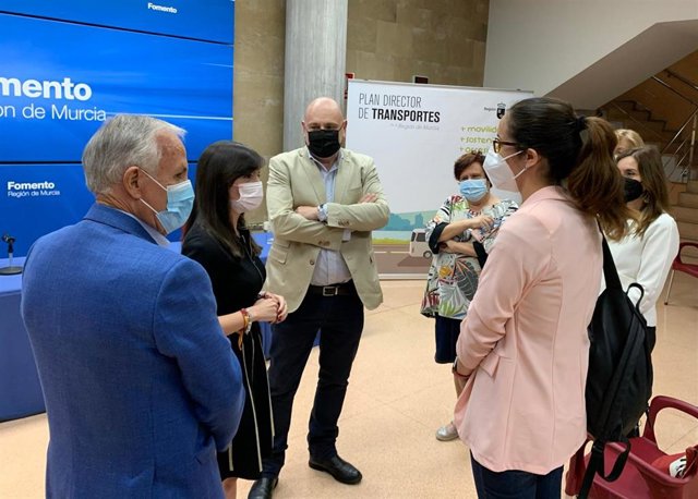 La directora general de Movilidad y Litoral, Marina Munuera, durante la presentación al del nuevo sistema de transporte público interurbano a los representantes de las personas con discapacidad de la Región de Murcia