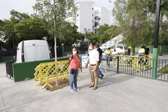 El concejal de Obas, DIego Lopez, en una visita a las obras en un colegio.