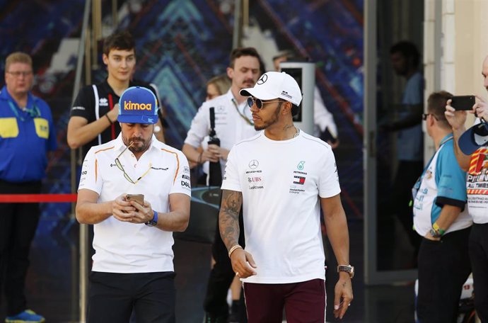 Archivo - Fernando Alonso y Lewis Hamilton durante el Gran Premio de Abu Dhabi de 2018